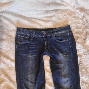 Lågmidjade Jeans - Skitsnygga lågmidjade jeans!😍 de är köpt secondhand men i bra skick! Storleken är M och jag är 166cm och brukar ha S-M i preferens🫶                     Midjemått- 43,5cm rakt över, innerbenslängd- 76cm. ❤️❤️hör av dig om du har frågor!