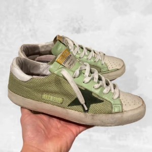 Golden Goose skor gröna - Skohylla rensning. •Golden Goose superstar skateboard sneakers gröna. Skick: 6-7/10, använda men tagit hand om dom väl. Lagat nyligen heeldrag med kontaktlim👍🏼 Storlek: 40. Givetvis äkta! Skorna medföljer bara! Hör av dig vid frågor eller funderingar. Mvh Oliver;)