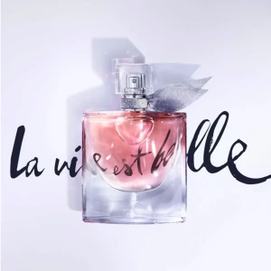 La Vie Est Belle L’Eau de Parfum från Lancôme 50 ml  - Lancôme La vie est Belle Eau de Parfum är en ikonisk, elegant och blommig doft – en parfym full av omtanke och själ och en symbol för glädje och kycka. Doften är uppbyggd kring den extremt exklusiva irisblomman med härliga inslag av vanilj, päron och tonkaböna. Jasmin och apelsinblomma lyser upp i hjärtat av doften och patchouli tillför djup. La vie est Belle består av hållbart odlade ingredienser. Iris Pallida är hållbart odlad i Frankrike, patchouli i Bali och vegetabilsk alkohol i Frankrike. 