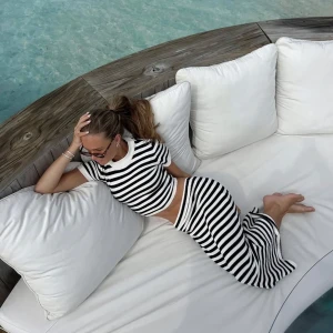 Stickat set zara - Snyggt randigt stickat set med kjol och topp från zara! Som nytt 