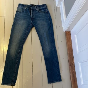 Blå jeans från Neuw - Mörkblå fadeade jeans från NEUW. Passformen följer benen men fortfarande inte tajt. Perfekta till många olika snygga outfits. Använda bara ett fåtal gånger. Nypris: 1300kr
