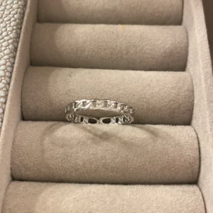 Silver ring - Säljer denna ring som är justerings bar i storleken
