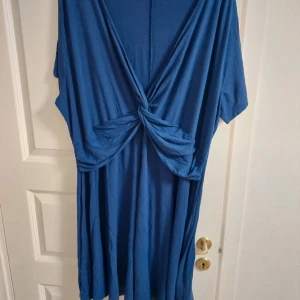 Lång top - Lång mörk blå top, storlek 3 XL men känns större, stretchigt material, o använd!