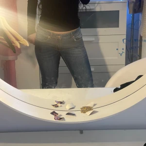 Blå jeans med normal passform - Snygga blå låg midjade jeans med klassisk design och normal passform från mango. Avklippt änden av byxan 