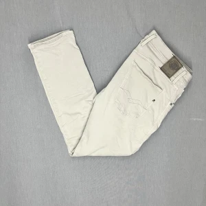 Replay Anbass Hyperflex - Snygga ljusgrå jeans från Replay, modell Anbass Hyperflex. Nyskick behöver bara strykas. W33 L30. Skriv för fler bilder eller vid funderingar 🙌😁
