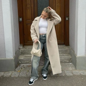 Crèmevit vadlång kappa från H&M - Snygg och stilren crèmevit kappa från H&M. Beskriven som ”vadlång” men släpar nästan i marken för mig som är 1,60. Första bilden är lånad. Kappan säljs inte längre på hm🎀Går ner i pris vid snabb affär 