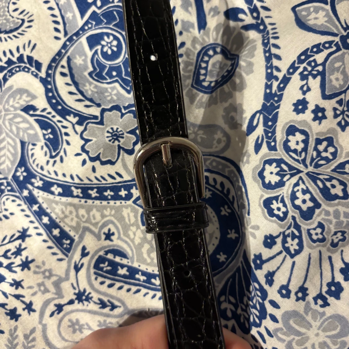 Svart axelväska med krokodilmönster - 91