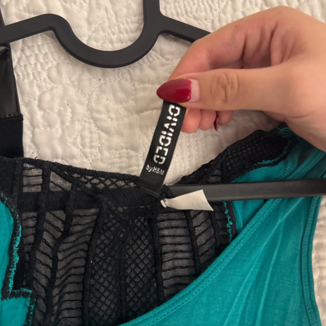 Turkos långklänning med svart spetsdetalj - 93