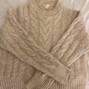 Beige stickad tröja från Gina Tricot  - Nästan aldrig använd💗Stor i storleken och passar mig som bär 158/164💗