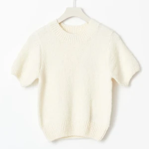 Vit stickad tröja - Mysig vit stickad tröja med korta ärmar och ribbade kanter. Perfekt för allt från lager-på-lager under kyliga dagar till att vara lite extra finklädd! Använd 1 gång. Ord. Pris 499kr säljer för 399kr kan tänka mig att gå ner i pris vid snabb affär!