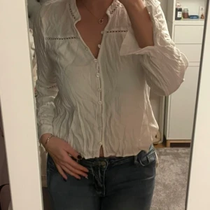Vit blus - Perfekt blus till både middag, vardag och finare tillställningar! Väldigt luftig av sig vilket är skönt när det är långärmat. Aldrig använd förutom till bilden då det inte är min stil tyvärr! Så fin blus så hoppas den sitter fint hos någon annan. Passar även S då den är lite tajt i vissa delar av armarna!☺️