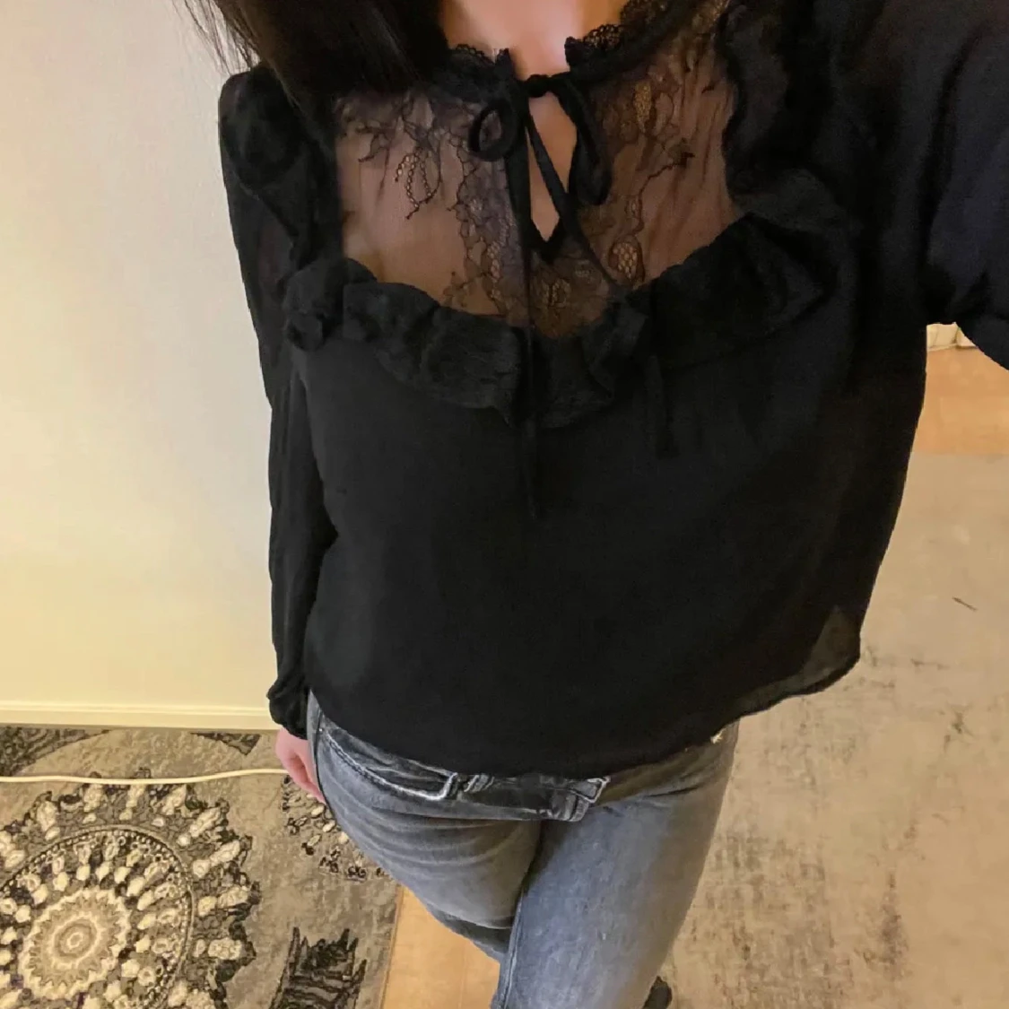 Svart blus med spetsdetaljer