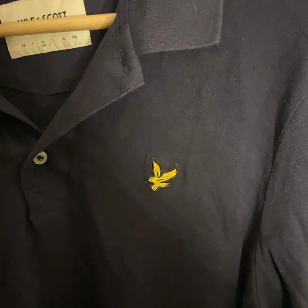 Inga defekter, använd fåtal gånger. Märket är Lyle & Scott och är i storlek M. Den är mörkblå och har lite tjockare material än de på vanliga skjortor vilket är super skönt, super snygg för killarna. Skriv för flera bilder!!✌️. Paidat.