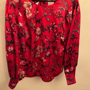 Glansig twist & tango  - Glansig blus fr Twist&tango. Använd typ 3 gånger. Luftig/ oversize  med fint armslut.  Mycket fins skick!