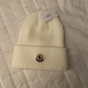 Moncler mössa - Tjena, säljer en riktigt snygg moncler mössa. Har själv aldrig använt den. Mössan är i nyskick och har inga defekter😊Vid eventuella frågor är det bara att höra av sig, MVH Albin.