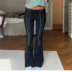 Svarta kostymbyxor med snörning - Snygga svarta byxor med unik snörningsdetalj längs benen. De är skitcoola men kommer tyvärr inte till andvändning 😢