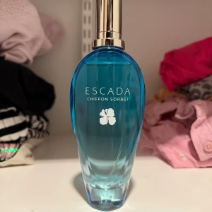Escada Chiffon Sorbet parfym - Säljer en elegant Escada Chiffon Sorbet parfym 100 ml. Perfekt för den som älskar fräscha och blommiga dofter. Endast test sprayad. Säljs med original box! 