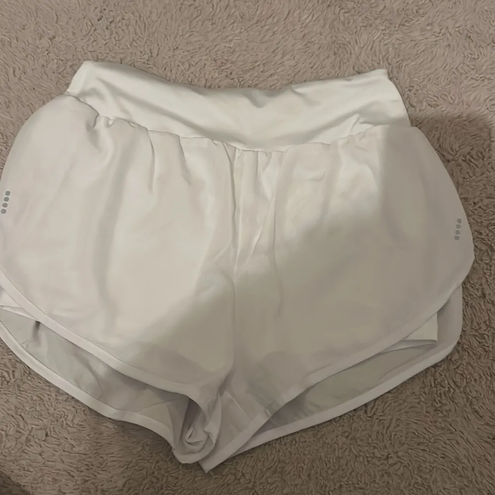Snygga vita träningsshorts med elastisk midja och en bekväm passform. Perfekta för gymmet eller löprundan. De har två lager material så inget syns igenom helt nya . Shortsit.