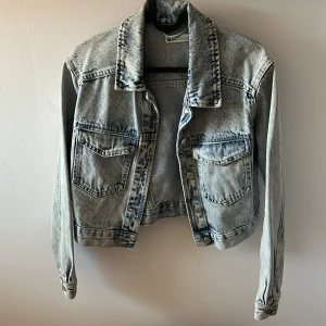 JEANS JACKA - Bra skick och inga fläckar eller hål!