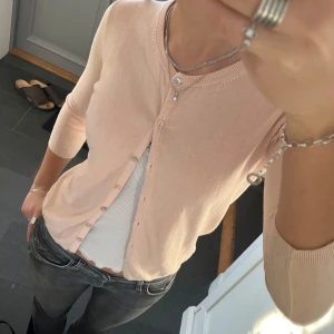 Rosa trekvartsärmad kofta  - Rosa stickad kofta från Zara i storlek S. Fint skick. Använd gärna köp nu!