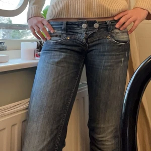Blå jeans med bootcut - Snygga blå jeans med bootcut och låg midja. Har sytt om de själv där nere och säljer då de är lite korta på mig❤️storlek 26/32 men väldigt små de är för tajta på mig som vanligtvis har 26❤️ midjemått rakt över: 37 (ej stetch) innerben: 77 cm