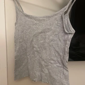 Grå ribbad linnetopp - Säljer en grå ribbad linnetopp med smala axelband. bra att sova i eller en myskväll eller på sommaren. inte använd från cubus 