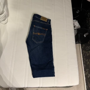 Nudie grim Tim  - Nudie Grim Tim w30 L32. Säljer eftersom de är för stora i midjan. Endast andvända en gång. 