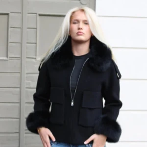 Svart jacka med pälsdetaljer - Säljer nu min sjukt snygga svarta päls jacka med dragkedja. Köpt för 2800kr Hör av dig om fler frågor 🥰 