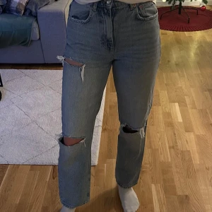 Blå jeans med slitningar från Perfect Jeans - Sjukt snygga raka blåa jeans med håldetaljer🩵 Använda fåtal gånger utan några skavanker!!  Tveka inte på att skriva vid frågor✨