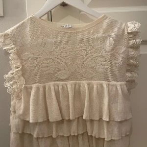 Jätte fin blus  - Säljer min jätte fina blus från Zara, använd fåtal gånger. Den passar till många outfits💘 