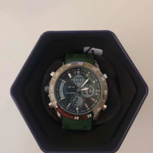 Martyn line klocka med grönt gummiband - Helt ny martyn line klocka aldrig andvänd en stilren och snygg klocka med många smarta funktioner som gör att den både är en snygg klocka när du vill va finklädd men även som har funktioner som underlättar vardagen för dig nypris är runt 1500-2000kr