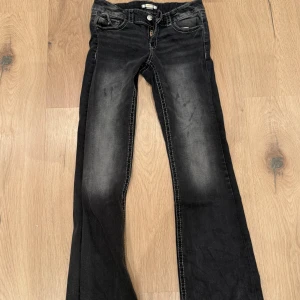 Svarta jeans från Gina Tricot - Snygga svarta jeans från Gina Tricot med en lätt tvättad look. Stl 158 extra tall.