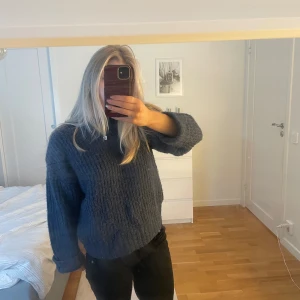 Stickad tröja - Mörkblå stickad tröja som är perfekt till vintern☃️☃️lite nopprig