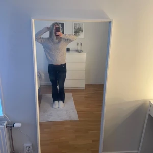 Beige stickad tröja - Supersnygg beige stickad tröja som är något nopprig💞💞tröjan är i strl M men passar mig som vanligtvis har xs/s. Tryck gärna på ”köp nu”🤗