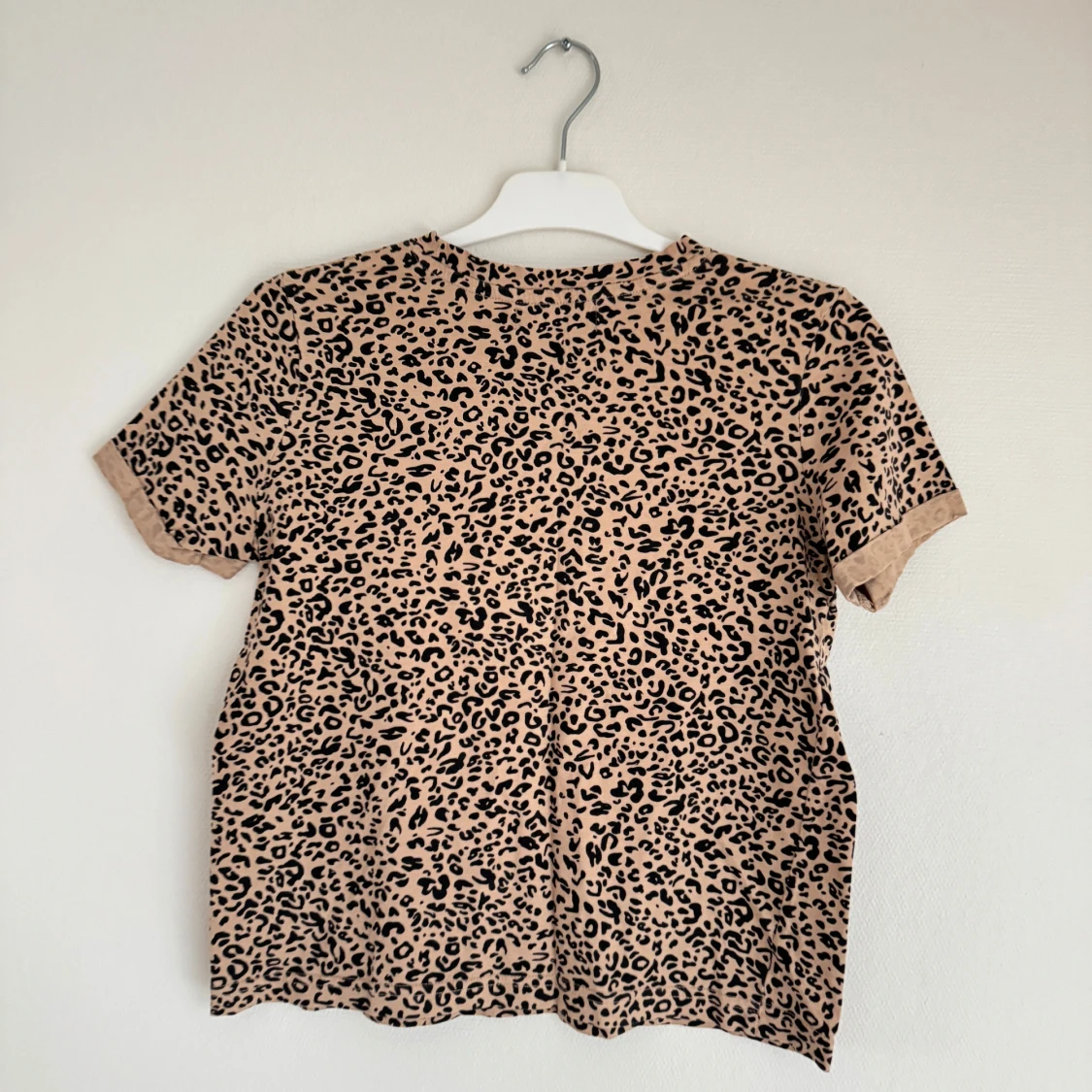 Leopardmönstrad t-shirt från Bershka - 91