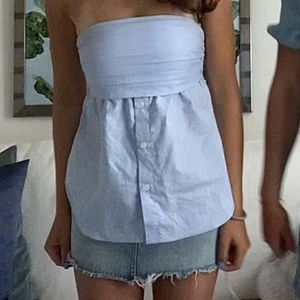 Ljusblå axelbandslös topp - Säljer en ljusblå axelbandslös topp från zara. Så himla fin💗💗