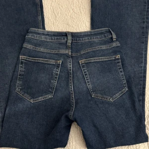 Bootcut jeans - Snygga mörkblå jeans med bootcut/flare. Aldrig använda då de inte passade mig. Skriv gärna för fler bilder