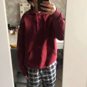 Hoodie - Säljer en vinröd, oversized hoodie från NewYorker i strl. XS. Använd under hösten/vintern 21, har därefter bara legat i garderoben.