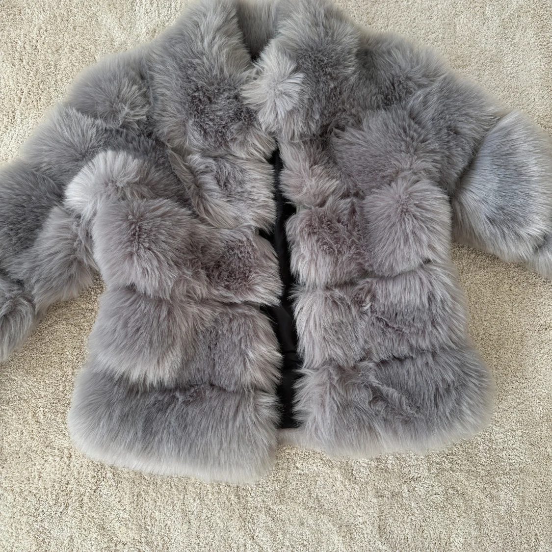 Grå pälsjacka från Dennis Maglic