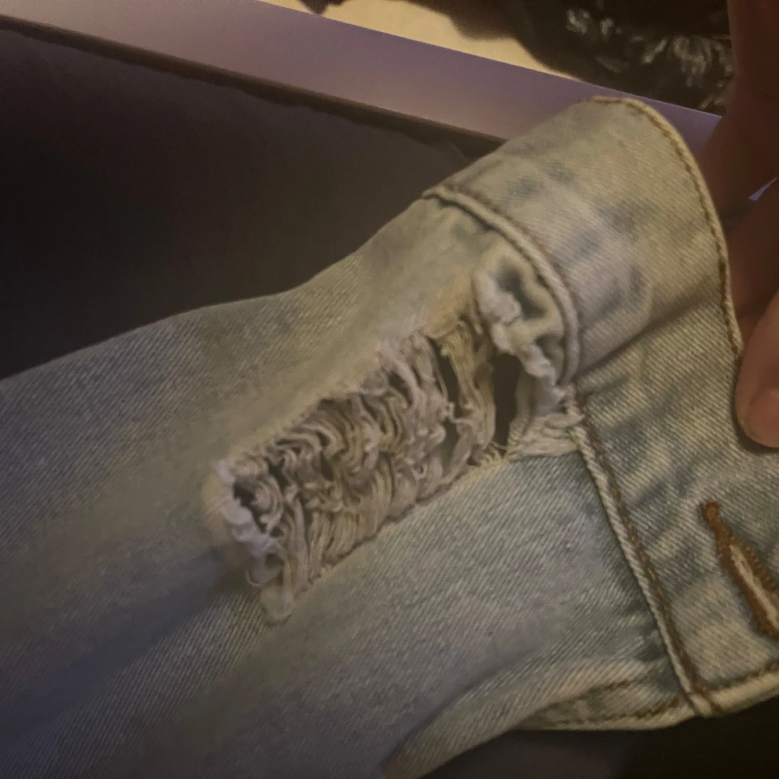 Blå jeansjacka med slitna detaljer - 90