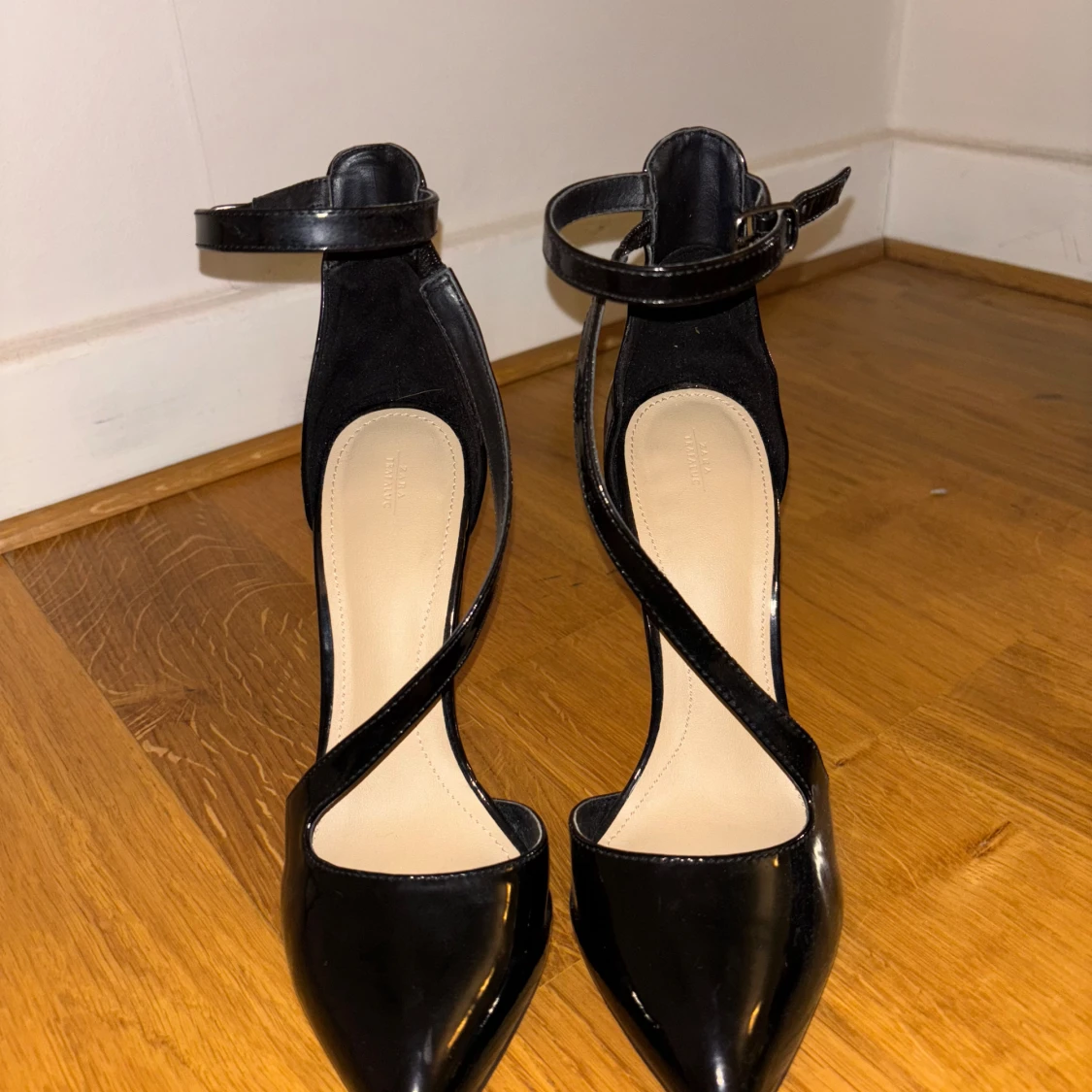 Svarta pumps med remmar - 90