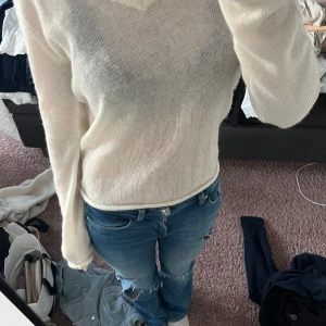 Vit stickad tröja från Brandy Melville - Säljer en stilren vit stickad tröja från Brandy Melville. Väldigt skön, sticks inte! Snygg och i väldigt bra skick! Passar till allt! 