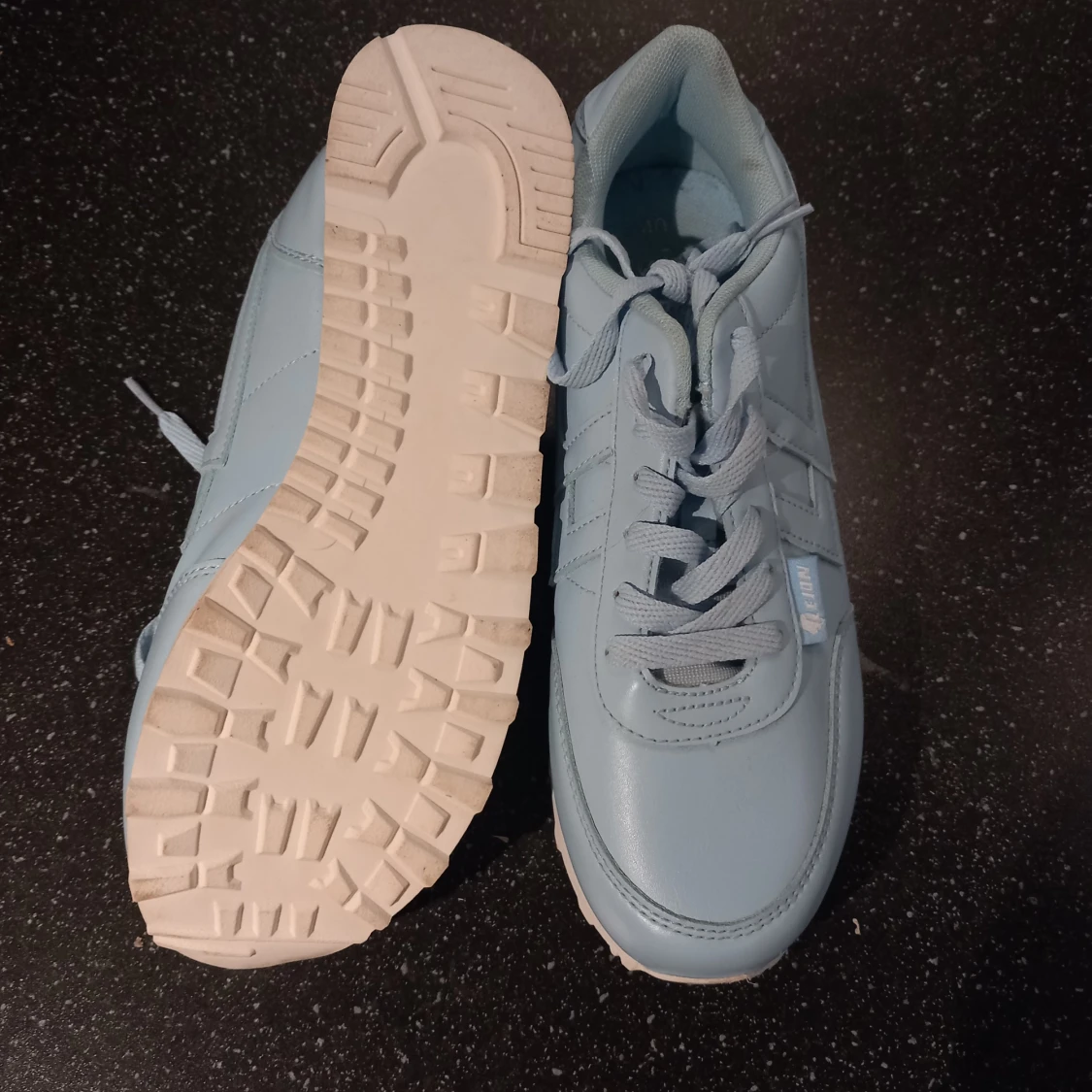 Ljusblå sneakers  - 91