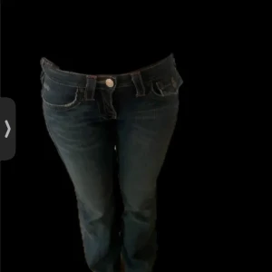 Söker sånna True religion jeans i w25 eller w26 - Snygga mörkblå bootcut jeans med låg midja. Spelar inte så stor roll vilken färg men inte grå eller svart. Dem får inte kosta över 700kr 