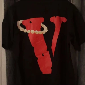 Vlone tröja  - Svart Vlone t-shirt med Marilyn Monroe på framsidan. Använd ett par gånger endast, eftersom den va lite för liten för mig, har vanligtvis L, och denna är i M. 