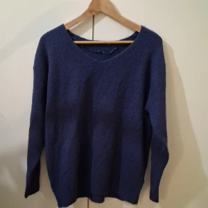 Blå tröja från 157 - Mysig blå tröja från 157 i storlek S. Perfekt för kyliga dagar med sin mjuka och bekväma passform. Tröjan har en enkel design med långa ärmar och rund halsringning.