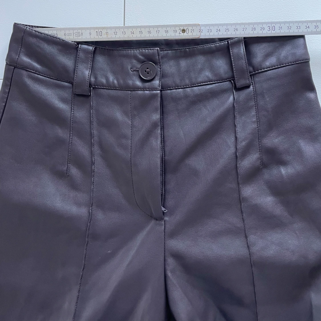 Mörklila skinnbyxor med pressveck  - 92