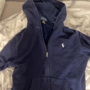 Ralph lauren kofta - Säljer min mörkblåa Ralph lauren kofta med text på huvan, säljs för att den inte kommer till användning, säljs för 600 original pris 1000, knappt använd 