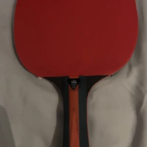 5 stjärnig pingis rack - Jag säljer ett 5 stjärnigt pingisrack för 599 spänn efter som att jag fick de av en kompis och inte använder det, racket är använt 1 gång och är i perfekt skick. Original priset på en sån här är 1000 kronor uppåt men säljer billigt för att jag inte använder det.