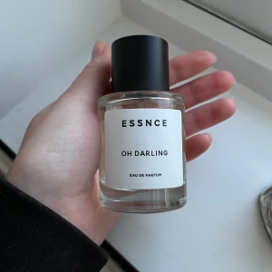 ESSNCE Oh Darling Eau de Parfum - Säljer en elegant och stilren flaska av ESSNCE Oh Darling Eau de Parfum. Flaskan är genomskinlig med en minimalistisk design och har en svart kork. Perfekt för den som söker en sofistikerad doftupplevelse. Aldrig använd då jag fick två av den och tycker de är bättre den kommer till användning för någon annan